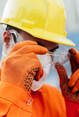Construction-worker-fitting-his-safety-eyewear