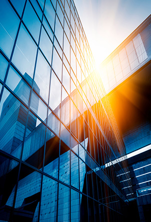 Sunlight-shining-bright-against-a-skyscraper